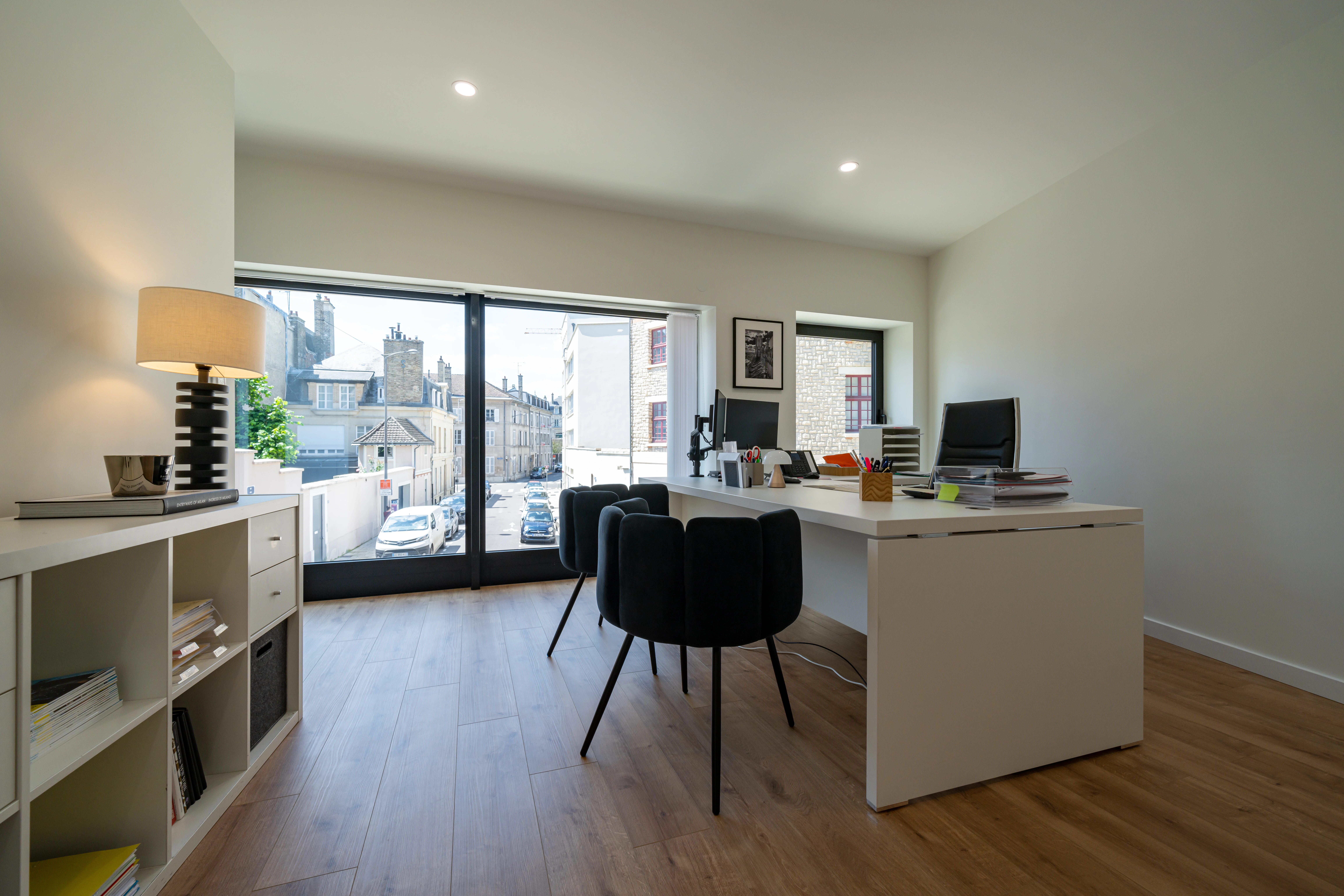 Bureau avec ordinateur et chaise pour accueilir les clients au cabinet Descroix Bureau avec ordinateur et chaise pour accueilir les clients au cabinet Descroix